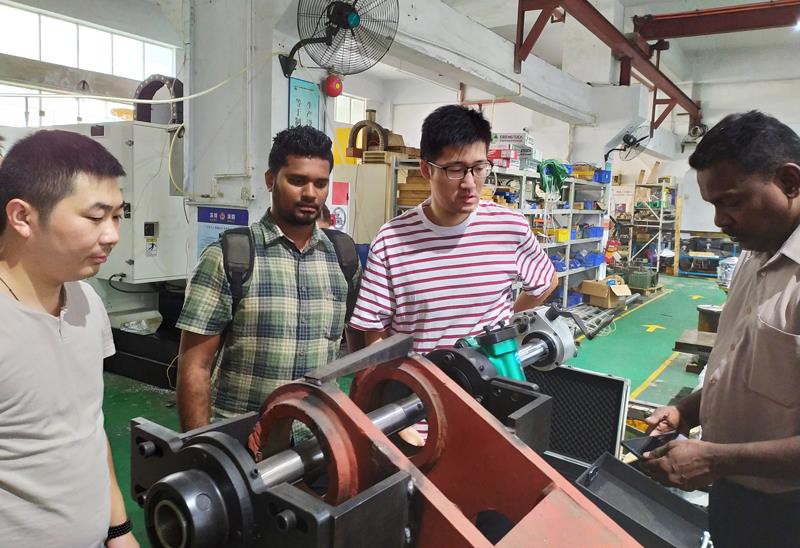 Custaiméirí Mhalaeisia Tabhair cuairt ar Shenzhen Zhuoyang Innealra Co, Ltd